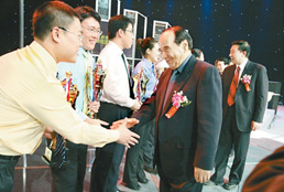 阿不來提·阿不都熱西提副主席、時任國家質檢總局局長王勇向獲獎選手表示祝賀