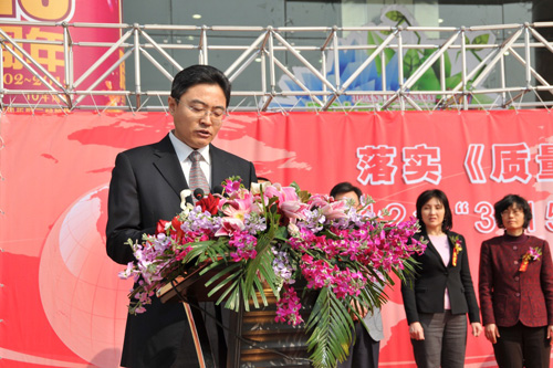 國家質檢總局辦公廳副主任、中國質量檢驗協(xié)會副理事長劉洪生在活動現(xiàn)場發(fā)布2012年皮鞋、衛(wèi)生巾兩類消費品產(chǎn)品質量國家監(jiān)督抽查結果和2011年汽車產(chǎn)品缺陷信息投訴基本情況。